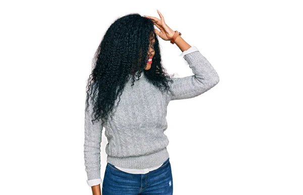 Medelålders Afrikansk Amerikansk Kvinna Bär Casual Kläder Ler Säker Vidröra — Stockfoto