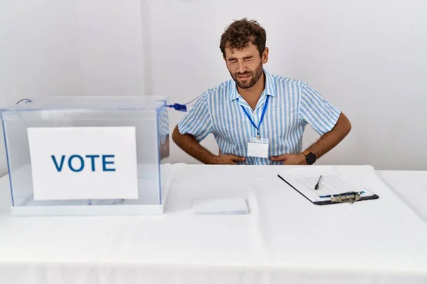 Νεαρός Όμορφος Άνδρας Στις Πολιτικές Εκλογές Κάθεται Χέρι Στο Στομάχι — Φωτογραφία Αρχείου