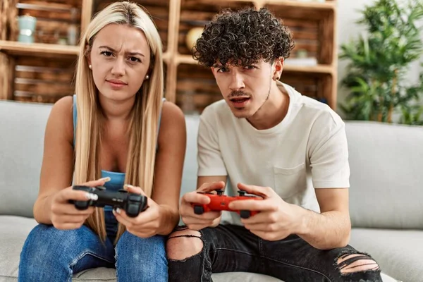 Genç Çift Evde Video Oyunu Oynarken Hayal Kırıklığına Uğradı — Stok fotoğraf