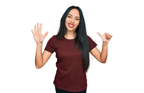 Junges Hispanisches Mädchen Trägt Lässiges Shirt Und Zeigt Mit Finger — Stockfoto