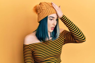 Yanlışlıkla el ele tutuşan yün şapka takan genç modern kız, hatayı hatırla. Unuttum, kötü hafıza kavramı. 