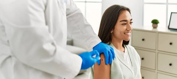 Arts Injecteert Covid Vaccin Bij Latijnse Vrouw Kliniek — Stockfoto