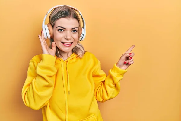 Beautiful Caucasian Woman Listening Music Using Headphones Smiling Happy Pointing — Fotografia de Stock