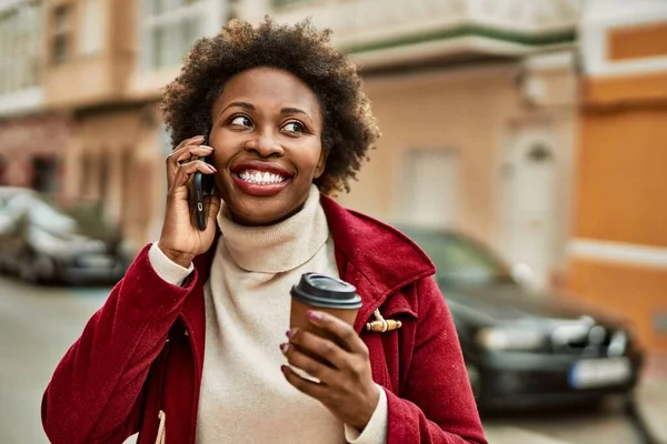 Vackra Affärer Afrikansk Amerikansk Kvinna Med Afro Hår Ler Glad — Stockfoto