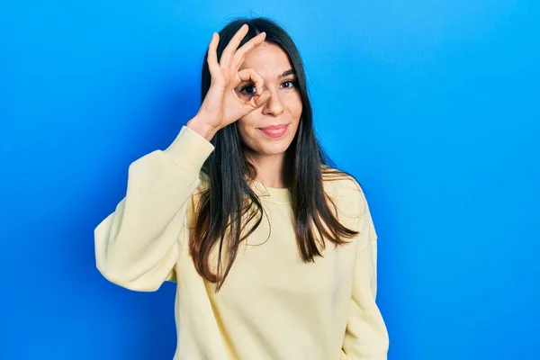 Jonge Brunette Vrouw Dragen Casual Sweatshirt Doet Gebaar Met Hand — Stockfoto