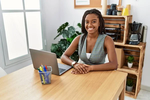 Jeune Travailleuse Entreprise Afro Américaine Utilisant Ordinateur Portable Travaillant Bureau — Photo