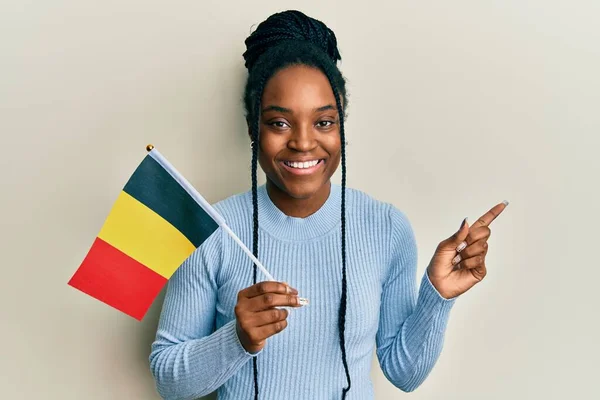 Afrikansk Amerikansk Kvinna Med Flätat Hår Håller Belgium Flagga Ler — Stockfoto