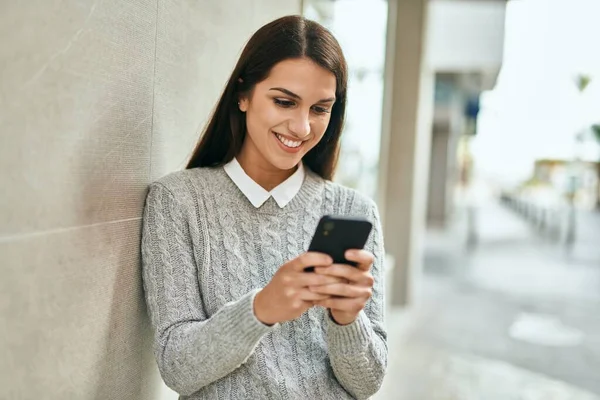 Jovem Hispânica Sorrindo Feliz Usando Smartphone Cidade — Fotografia de Stock