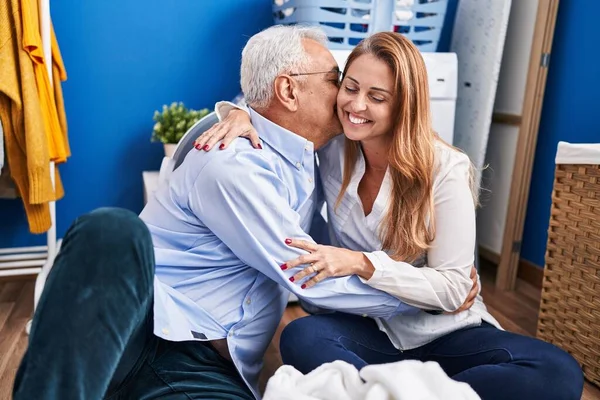 Hombre Mujer Mediana Edad Pareja Abrazándose Besándose Esperando Lavadora Sala — Foto de Stock