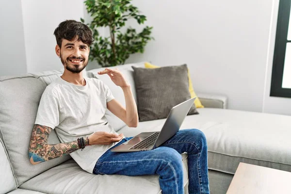 Hombre Hispano Con Barba Sentado Sofá Haciendo Gestos Con Las — Foto de Stock