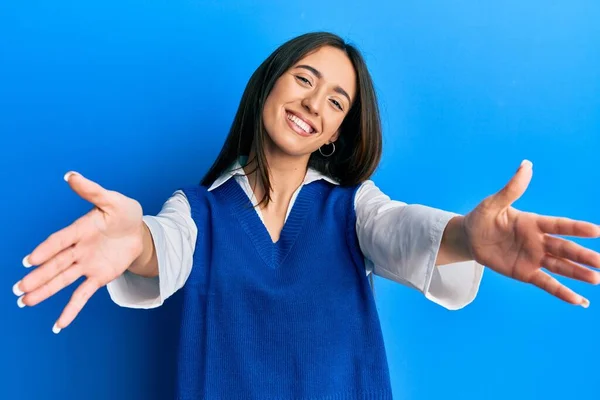 Menina Hispânica Jovem Vestindo Roupas Casuais Olhando Para Câmera Sorrindo — Fotografia de Stock