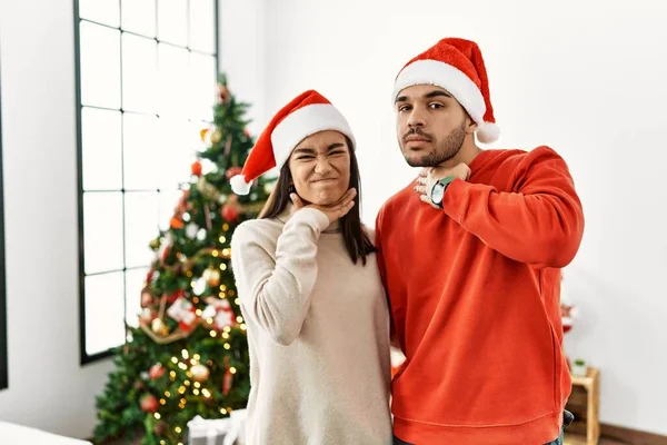 Jong Latijns Amerikaans Echtpaar Dat Bij Kerstboom Staat Keel Doorsnijdt — Stockfoto