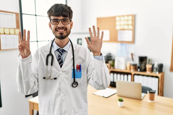 Homem Hispânico Com Barba Vestindo Uniforme Médico Estetoscópio Escritório Mostrando — Fotografia de Stock