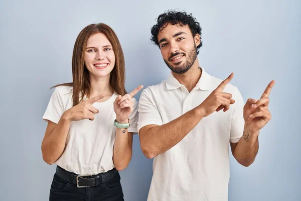 Pareja Joven Vistiendo Ropa Casual Pie Juntos Sonriendo Mirando Cámara —  Fotos de Stock