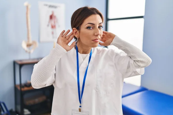 Молодая Брюнетка Работающая Клинике Болеутоляющих Пытается Услышать Обе Руки Ушном — стоковое фото