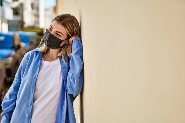 Junges Blondes Mädchen Mit Coronavirus Schutzmaske Steht Der Stadt — Stockfoto