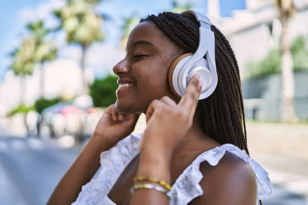Jong Afrikaans Amerikaans Meisje Glimlachen Gelukkig Luisteren Naar Muziek Stad — Stockfoto