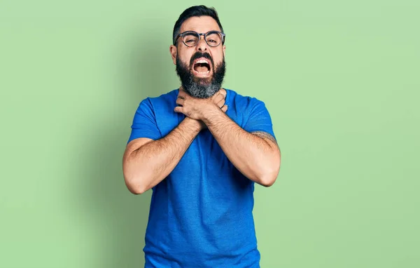 Sakallı Sıradan Tişörtlü Gözlüklü Bağıran Boğulan Spanyol Bir Adam Çünkü — Stok fotoğraf