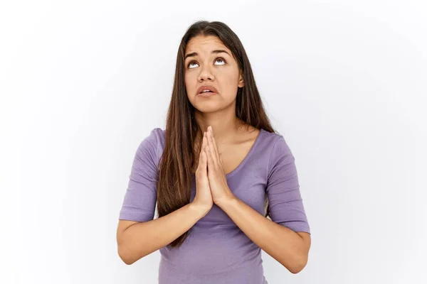 Νεαρή Μελαχρινή Γυναίκα Στέκεται Δίπλα Απομονωμένο Φόντο Επαιτεία Και Προσεύχεται — Φωτογραφία Αρχείου
