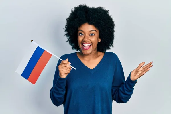 Młoda Afroamerykanka Trzymająca Rosyjską Flagę Świętuje Osiągnięcie Szczęśliwym Uśmiechem Zwycięską — Zdjęcie stockowe