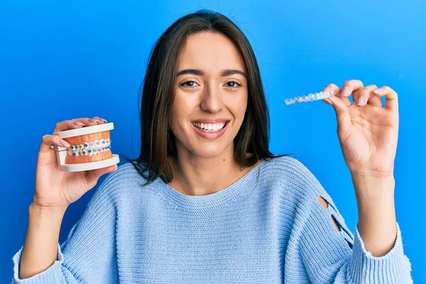 Jovem Hispânica Segurando Aligner Invisível Ortodôntico Aparelho Sorrindo Rindo Forte — Fotografia de Stock