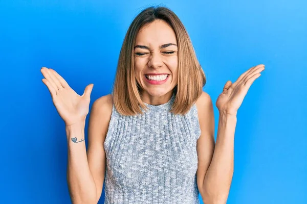 Gündelik Tişört Giyen Beyaz Çılgın Başarıyı Kutlayan Genç Bir Kadın — Stok fotoğraf