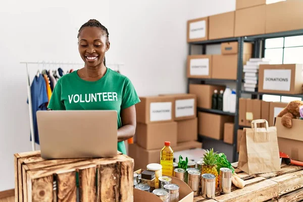 Young African American Volunteer Woman Using Laptop Working Charity Center — Stock Photo, Image