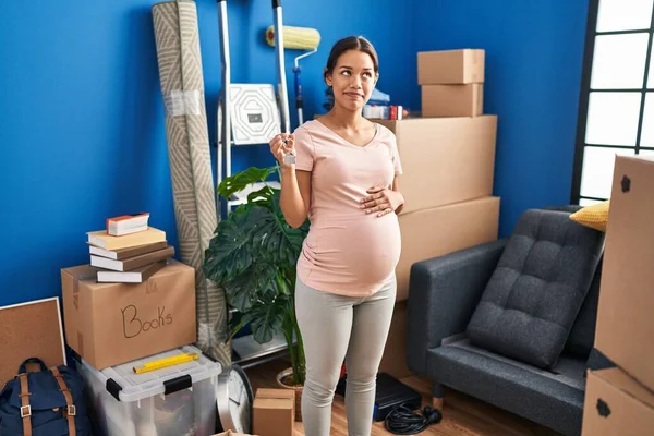 Jonge Zwangere Vrouw Met Sleutels Van Nieuw Huis Glimlachen Kijken — Stockfoto