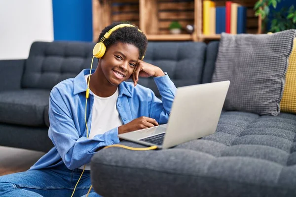 Afrikaans Amerikaanse Vrouw Met Behulp Van Laptop Zitten Vloer Thuis — Stockfoto