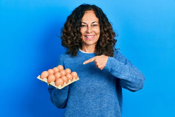 Hispanische Frau Mittleren Alters Hält Tablett Mit Frischen Eiern Und — Stockfoto