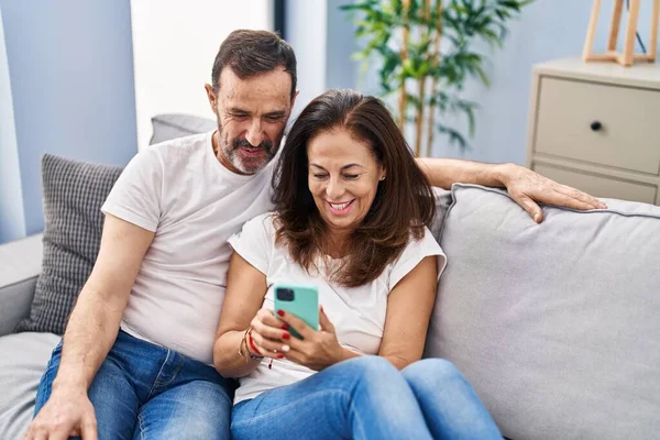 Medelålders Man Och Kvinna Par Använder Smartphone Sitter Soffan Hemma — Stockfoto