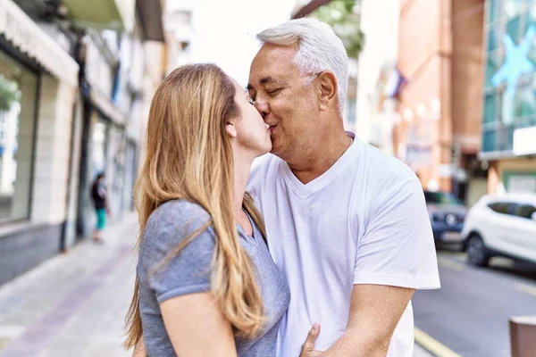 屋外で晴れた日に夫と妻の中年のパニックカップル 街で抱きかかえる愛に笑顔幸せ — ストック写真