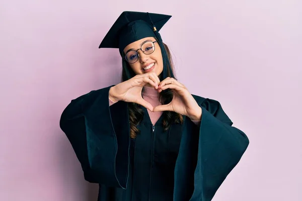 Mujer Hispana Joven Con Gorra Graduación Bata Ceremonia Sonriendo Amor — Foto de Stock