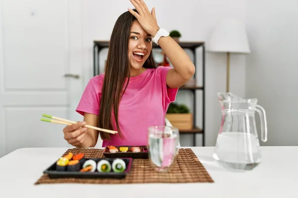 年轻的黑发女人用筷子吃寿司时 对手头上的错误感到惊讶 记住错误 坏的记忆概念 — 图库照片