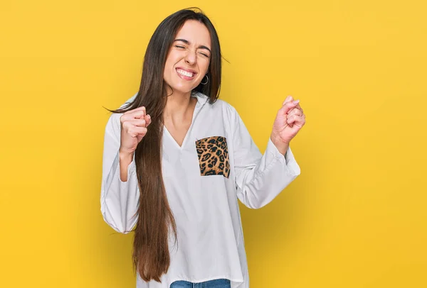 Jong Latijns Amerikaans Meisje Draagt Casual Kleding Opgewonden Voor Succes — Stockfoto