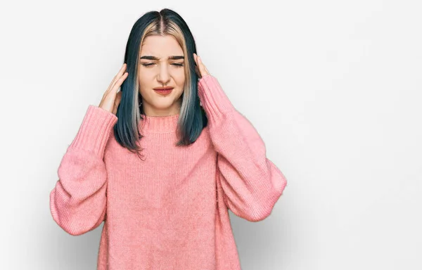 Menina Moderna Usando Suéter Inverno Rosa Cobrindo Orelhas Com Dedos — Fotografia de Stock