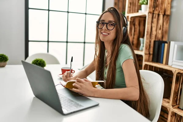 Mujer Hispana Joven Usando Laptop Escribiendo Libro Sentado Mesa Casa —  Fotos de Stock