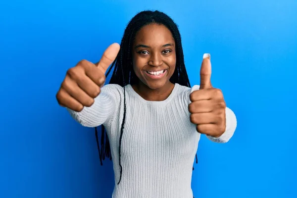 Африканська Американка Плетеним Волоссям Білому Светрі Схвалюючи Позитивний Жест Рукою — стокове фото