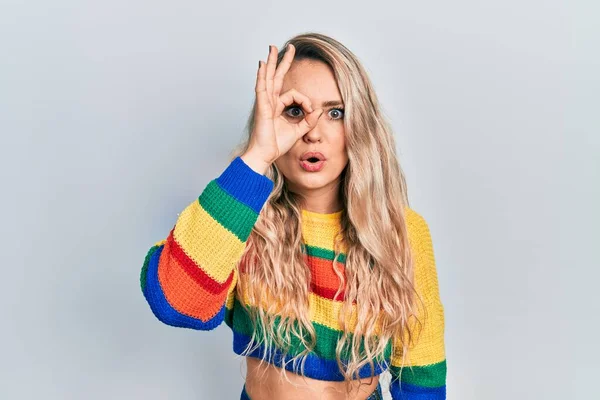 Smuk Ung Blondine Kvinde Iført Farvet Sweater Gør Gestus Chokeret - Stock-foto