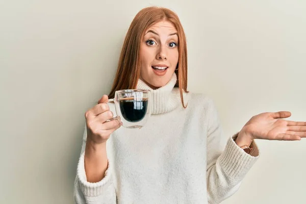Bir Fincan Kahve Içen Genç Rlandalı Kadın Başarıyı Mutlu Bir — Stok fotoğraf