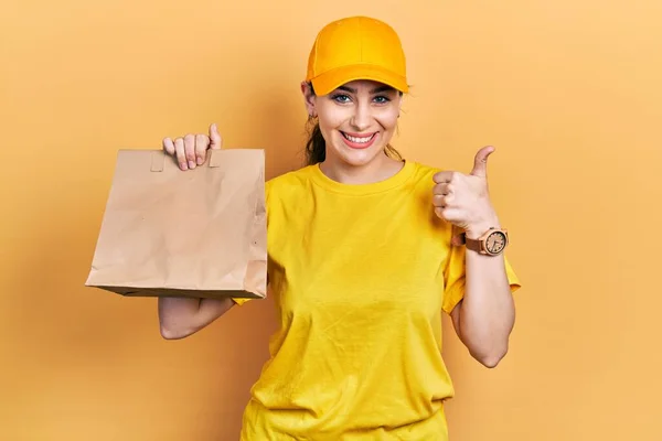 Jovem Hispânica Segurando Tirar Saco Papel Sorrindo Feliz Positivo Polegar — Fotografia de Stock