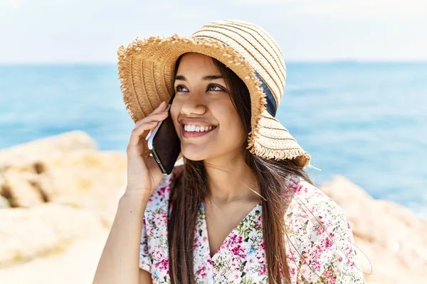 Молода Латинська Дівчина Літньому Капелюсі Розмовляє Смартфоні Пляжі — стокове фото