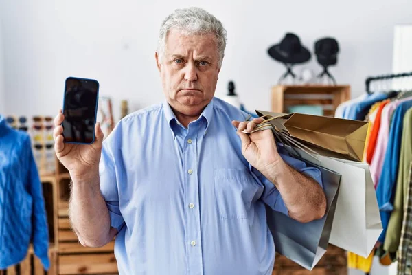 Älterer Mann Mit Grauen Haaren Hält Einkaufstüten Der Hand Und — Stockfoto