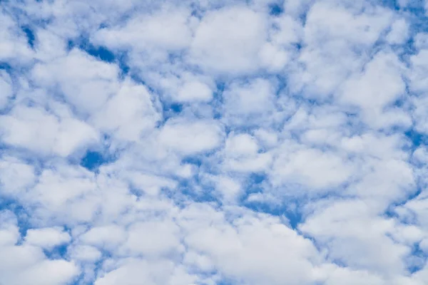 晴れた日には雲が立ち並ぶ美しい青空 — ストック写真