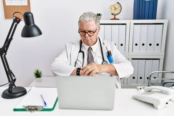 Homem Caucasiano Sênior Vestindo Uniforme Médico Estetoscópio Clínica Verificando Tempo — Fotografia de Stock