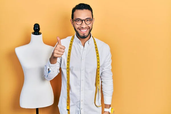 Hombre Hispano Con Barba Modista Diseñador Pie Por Maniquí Sonriendo — Foto de Stock