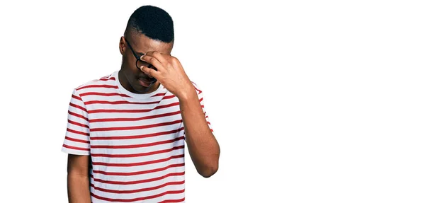 Jonge Afro Amerikaanse Man Draagt Casual Shirt Bril Moe Wrijven — Stockfoto