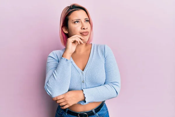 Mujer Hispana Con Pelo Rosa Pie Sobre Fondo Rosa Pensando —  Fotos de Stock