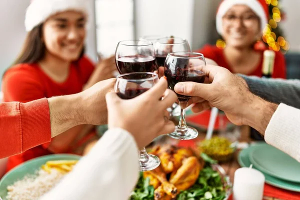 Grupo Jovens Sorrindo Felizes Comemorando Natal Brindando Com Vinho Casa — Fotografia de Stock