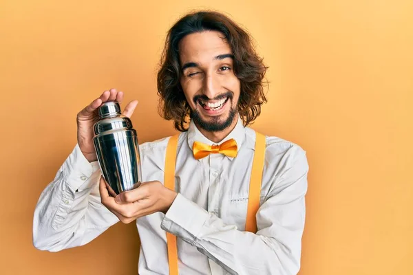 Ung Latinamerikansk Man Förbereder Cocktail Blanda Dryck Med Shaker Blinkar — Stockfoto